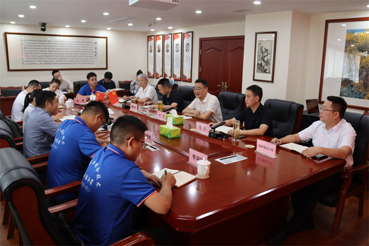 鄧華會見蒙牛集團(tuán)常溫營銷中心、成都天杰有機(jī)農(nóng)業(yè)發(fā)展有限公司相關(guān)負(fù)責(zé)人一行